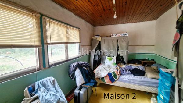 MAISON ACUTELLEMENT SOUS OFFRE D ACHAT - PLUS DE VISITES.

EN EXCLUSIVITE CHEZ BSK IMMOBILIER - ATTENTION !! Bien lire l'annonce en entier AVANT DE ME CONTACTER ! Ensemble de 2 maisons en ETAT DEGRADE, nécessitant de NOMBREUX TRAVAUX, situées sur un magnifique terrain de 6000m² en garigue au calme, dans un environnement idyllique. ATTENTION : maisons construites ILLEGALEMENT, SANS PERMIS DE CONSTRUIRE, il y a + de 50 ans, dans une zone classée Naturelle, où toute construction est interdite. Délai de 30ans passé. En cas de destruction par un sinistre, un permis de reconstruire ne serait pas accordé et les assurances ne fonctionneront pas. Aucune autorisation de travaux ne peut être accordée. PRET IMMOBILIER NON POSSIBLE pour ce type d'achat. Financement uniquement par paiement cash. Le délai pour la vente sera de 5 mois (incompressible). Merci de prendre connaissance de l'ensemble des photos.
Maison 1 - environ 75m² : pièce de vie de 20m² environ aménagée en chambre et salon, suivie d'un séjour de 20m² environ, puis d'une cuisine, d'une chambre, salle d'eau/wc, buanderie. Terrasse couverte. Bassins devant la maison d'une profondeur d'environ 1m20. Maison 2 - environ 65m² : entrée, séjour, cuisine, 2 chambres, salle d'eau/wc. Très grand terrain en pinède, avec abris jardins, allée avec nombreuses places de stationnement.
Pour me contacter : MERCI DE M ENVOYER UN SMS OU EMAIL, avec votre nom et téléphone, vous serez recontacté sous 48h. Pas d'appel, merci.