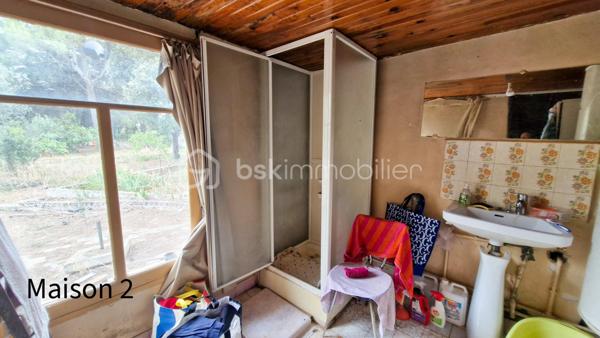 MAISON ACUTELLEMENT SOUS OFFRE D ACHAT - PLUS DE VISITES.

EN EXCLUSIVITE CHEZ BSK IMMOBILIER - ATTENTION !! Bien lire l'annonce en entier AVANT DE ME CONTACTER ! Ensemble de 2 maisons en ETAT DEGRADE, nécessitant de NOMBREUX TRAVAUX, situées sur un magnifique terrain de 6000m² en garigue au calme, dans un environnement idyllique. ATTENTION : maisons construites ILLEGALEMENT, SANS PERMIS DE CONSTRUIRE, il y a + de 50 ans, dans une zone classée Naturelle, où toute construction est interdite. Délai de 30ans passé. En cas de destruction par un sinistre, un permis de reconstruire ne serait pas accordé et les assurances ne fonctionneront pas. Aucune autorisation de travaux ne peut être accordée. PRET IMMOBILIER NON POSSIBLE pour ce type d'achat. Financement uniquement par paiement cash. Le délai pour la vente sera de 5 mois (incompressible). Merci de prendre connaissance de l'ensemble des photos.
Maison 1 - environ 75m² : pièce de vie de 20m² environ aménagée en chambre et salon, suivie d'un séjour de 20m² environ, puis d'une cuisine, d'une chambre, salle d'eau/wc, buanderie. Terrasse couverte. Bassins devant la maison d'une profondeur d'environ 1m20. Maison 2 - environ 65m² : entrée, séjour, cuisine, 2 chambres, salle d'eau/wc. Très grand terrain en pinède, avec abris jardins, allée avec nombreuses places de stationnement.
Pour me contacter : MERCI DE M ENVOYER UN SMS OU EMAIL, avec votre nom et téléphone, vous serez recontacté sous 48h. Pas d'appel, merci.