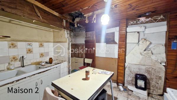 MAISON ACUTELLEMENT SOUS OFFRE D ACHAT - PLUS DE VISITES.

EN EXCLUSIVITE CHEZ BSK IMMOBILIER - ATTENTION !! Bien lire l'annonce en entier AVANT DE ME CONTACTER ! Ensemble de 2 maisons en ETAT DEGRADE, nécessitant de NOMBREUX TRAVAUX, situées sur un magnifique terrain de 6000m² en garigue au calme, dans un environnement idyllique. ATTENTION : maisons construites ILLEGALEMENT, SANS PERMIS DE CONSTRUIRE, il y a + de 50 ans, dans une zone classée Naturelle, où toute construction est interdite. Délai de 30ans passé. En cas de destruction par un sinistre, un permis de reconstruire ne serait pas accordé et les assurances ne fonctionneront pas. Aucune autorisation de travaux ne peut être accordée. PRET IMMOBILIER NON POSSIBLE pour ce type d'achat. Financement uniquement par paiement cash. Le délai pour la vente sera de 5 mois (incompressible). Merci de prendre connaissance de l'ensemble des photos.
Maison 1 - environ 75m² : pièce de vie de 20m² environ aménagée en chambre et salon, suivie d'un séjour de 20m² environ, puis d'une cuisine, d'une chambre, salle d'eau/wc, buanderie. Terrasse couverte. Bassins devant la maison d'une profondeur d'environ 1m20. Maison 2 - environ 65m² : entrée, séjour, cuisine, 2 chambres, salle d'eau/wc. Très grand terrain en pinède, avec abris jardins, allée avec nombreuses places de stationnement.
Pour me contacter : MERCI DE M ENVOYER UN SMS OU EMAIL, avec votre nom et téléphone, vous serez recontacté sous 48h. Pas d'appel, merci.