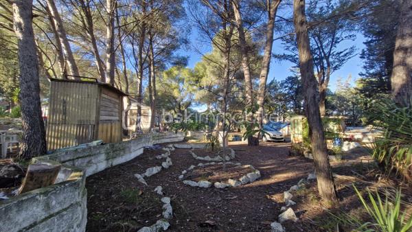 MAISON ACUTELLEMENT SOUS OFFRE D ACHAT - PLUS DE VISITES.

EN EXCLUSIVITE CHEZ BSK IMMOBILIER - ATTENTION !! Bien lire l'annonce en entier AVANT DE ME CONTACTER ! Ensemble de 2 maisons en ETAT DEGRADE, nécessitant de NOMBREUX TRAVAUX, situées sur un magnifique terrain de 6000m² en garigue au calme, dans un environnement idyllique. ATTENTION : maisons construites ILLEGALEMENT, SANS PERMIS DE CONSTRUIRE, il y a + de 50 ans, dans une zone classée Naturelle, où toute construction est interdite. Délai de 30ans passé. En cas de destruction par un sinistre, un permis de reconstruire ne serait pas accordé et les assurances ne fonctionneront pas. Aucune autorisation de travaux ne peut être accordée. PRET IMMOBILIER NON POSSIBLE pour ce type d'achat. Financement uniquement par paiement cash. Le délai pour la vente sera de 5 mois (incompressible). Merci de prendre connaissance de l'ensemble des photos.
Maison 1 - environ 75m² : pièce de vie de 20m² environ aménagée en chambre et salon, suivie d'un séjour de 20m² environ, puis d'une cuisine, d'une chambre, salle d'eau/wc, buanderie. Terrasse couverte. Bassins devant la maison d'une profondeur d'environ 1m20. Maison 2 - environ 65m² : entrée, séjour, cuisine, 2 chambres, salle d'eau/wc. Très grand terrain en pinède, avec abris jardins, allée avec nombreuses places de stationnement.
Pour me contacter : MERCI DE M ENVOYER UN SMS OU EMAIL, avec votre nom et téléphone, vous serez recontacté sous 48h. Pas d'appel, merci.