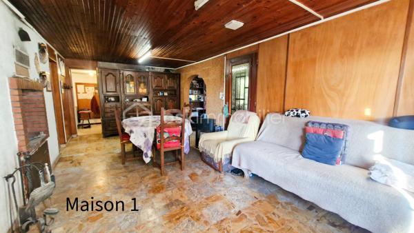 MAISON ACUTELLEMENT SOUS OFFRE D ACHAT - PLUS DE VISITES.

EN EXCLUSIVITE CHEZ BSK IMMOBILIER - ATTENTION !! Bien lire l'annonce en entier AVANT DE ME CONTACTER ! Ensemble de 2 maisons en ETAT DEGRADE, nécessitant de NOMBREUX TRAVAUX, situées sur un magnifique terrain de 6000m² en garigue au calme, dans un environnement idyllique. ATTENTION : maisons construites ILLEGALEMENT, SANS PERMIS DE CONSTRUIRE, il y a + de 50 ans, dans une zone classée Naturelle, où toute construction est interdite. Délai de 30ans passé. En cas de destruction par un sinistre, un permis de reconstruire ne serait pas accordé et les assurances ne fonctionneront pas. Aucune autorisation de travaux ne peut être accordée. PRET IMMOBILIER NON POSSIBLE pour ce type d'achat. Financement uniquement par paiement cash. Le délai pour la vente sera de 5 mois (incompressible). Merci de prendre connaissance de l'ensemble des photos.
Maison 1 - environ 75m² : pièce de vie de 20m² environ aménagée en chambre et salon, suivie d'un séjour de 20m² environ, puis d'une cuisine, d'une chambre, salle d'eau/wc, buanderie. Terrasse couverte. Bassins devant la maison d'une profondeur d'environ 1m20. Maison 2 - environ 65m² : entrée, séjour, cuisine, 2 chambres, salle d'eau/wc. Très grand terrain en pinède, avec abris jardins, allée avec nombreuses places de stationnement.
Pour me contacter : MERCI DE M ENVOYER UN SMS OU EMAIL, avec votre nom et téléphone, vous serez recontacté sous 48h. Pas d'appel, merci.