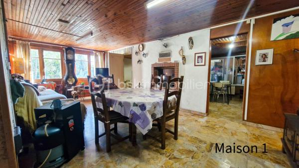 MAISON ACUTELLEMENT SOUS OFFRE D ACHAT - PLUS DE VISITES.

EN EXCLUSIVITE CHEZ BSK IMMOBILIER - ATTENTION !! Bien lire l'annonce en entier AVANT DE ME CONTACTER ! Ensemble de 2 maisons en ETAT DEGRADE, nécessitant de NOMBREUX TRAVAUX, situées sur un magnifique terrain de 6000m² en garigue au calme, dans un environnement idyllique. ATTENTION : maisons construites ILLEGALEMENT, SANS PERMIS DE CONSTRUIRE, il y a + de 50 ans, dans une zone classée Naturelle, où toute construction est interdite. Délai de 30ans passé. En cas de destruction par un sinistre, un permis de reconstruire ne serait pas accordé et les assurances ne fonctionneront pas. Aucune autorisation de travaux ne peut être accordée. PRET IMMOBILIER NON POSSIBLE pour ce type d'achat. Financement uniquement par paiement cash. Le délai pour la vente sera de 5 mois (incompressible). Merci de prendre connaissance de l'ensemble des photos.
Maison 1 - environ 75m² : pièce de vie de 20m² environ aménagée en chambre et salon, suivie d'un séjour de 20m² environ, puis d'une cuisine, d'une chambre, salle d'eau/wc, buanderie. Terrasse couverte. Bassins devant la maison d'une profondeur d'environ 1m20. Maison 2 - environ 65m² : entrée, séjour, cuisine, 2 chambres, salle d'eau/wc. Très grand terrain en pinède, avec abris jardins, allée avec nombreuses places de stationnement.
Pour me contacter : MERCI DE M ENVOYER UN SMS OU EMAIL, avec votre nom et téléphone, vous serez recontacté sous 48h. Pas d'appel, merci.