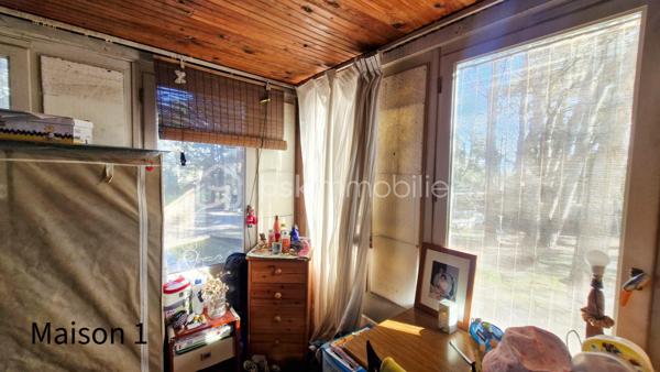 MAISON ACUTELLEMENT SOUS OFFRE D ACHAT - PLUS DE VISITES.

EN EXCLUSIVITE CHEZ BSK IMMOBILIER - ATTENTION !! Bien lire l'annonce en entier AVANT DE ME CONTACTER ! Ensemble de 2 maisons en ETAT DEGRADE, nécessitant de NOMBREUX TRAVAUX, situées sur un magnifique terrain de 6000m² en garigue au calme, dans un environnement idyllique. ATTENTION : maisons construites ILLEGALEMENT, SANS PERMIS DE CONSTRUIRE, il y a + de 50 ans, dans une zone classée Naturelle, où toute construction est interdite. Délai de 30ans passé. En cas de destruction par un sinistre, un permis de reconstruire ne serait pas accordé et les assurances ne fonctionneront pas. Aucune autorisation de travaux ne peut être accordée. PRET IMMOBILIER NON POSSIBLE pour ce type d'achat. Financement uniquement par paiement cash. Le délai pour la vente sera de 5 mois (incompressible). Merci de prendre connaissance de l'ensemble des photos.
Maison 1 - environ 75m² : pièce de vie de 20m² environ aménagée en chambre et salon, suivie d'un séjour de 20m² environ, puis d'une cuisine, d'une chambre, salle d'eau/wc, buanderie. Terrasse couverte. Bassins devant la maison d'une profondeur d'environ 1m20. Maison 2 - environ 65m² : entrée, séjour, cuisine, 2 chambres, salle d'eau/wc. Très grand terrain en pinède, avec abris jardins, allée avec nombreuses places de stationnement.
Pour me contacter : MERCI DE M ENVOYER UN SMS OU EMAIL, avec votre nom et téléphone, vous serez recontacté sous 48h. Pas d'appel, merci.