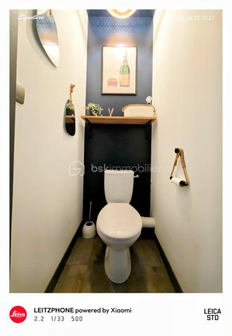 💎 Coup de cœur unique : Esprit "Petite Maison" en Duplex – Entièrement Clé en Main !

Découvrez ce magnifique appartement en duplex de 65,21 m², configuré comme une maison individuelle avec son entrée indépendante en rez-de-chaussée. Situé au sein d'une petite copropriété intimiste et bénévole de seulement 3 propriétaires, ce bien rare offre le calme absolu d'une rue paisible tout en étant connecté à toutes les commodités.
Construit en 2018 (encore sous garantie décennale), cet appartement est entièrement neuf et présente des prestations énergétiques et technologiques exceptionnelles.

🛋️ Une formule "Prêt à vivre" : Vous n'avez plus qu'à poser vos valises !
Vendu entièrement meublé et équipé, tout ce que vous découvrez sur les photos reste à votre disposition. Une opportunité rare avec des équipements haut de gamme :
Salon / Séjour : Canapé, table, 4 fauteuils, meuble TV, une télévision, meubles divers, lustres, rideaux, tringles et cadres de décoration.
Cuisine d'expert sur-mesure : Four, plaque à induction, hotte, lave-vaisselle, réfrigérateur combiné, micro-ondes et même un Air Fryer !
Côté nuit : 2 superbes chambres. La première de 12,38 m² avec un grand dressing, et la seconde de 14,85 m² équipée de deux grands dressings (literies complètes incluses ainsi que le bureau , la télévision et l'ensemble du mobilier et de la décoration ).
Espace modulable : Une pièce supplémentaire, actuellement aménagée en dressing, idéale pour vos besoins en télétravail (bureau).
Salle d'eau moderne : Douche contemporaine avec miroir connecté anti-buée.
Espace buanderie optimisé : Machine à laver récente et ballon d'eau chaude de 300 litres (installé il y a 3 ans).

🌿 Confort haut de gamme & Éco-responsabilité
Vivez dans un confort absolu tout en maîtrisant vos dépenses. Vu l'isolation de l'appartement , la facture d'électricité globale pour un couple est de seulement 49,00 € par mois !
Climatisation réversible (chaud/froid) pour une température idéale en toute saison.
Menuiseries haut de gamme en alu gris anthracite, oscillo-battantes et équipées de vitrages anti-UV.
Copropriété ultra-économique : Pas de frais de ménage liés aux parties communes. L'éclairage extérieur et le portail électrique sont entièrement gérés par des panneaux photovoltaïques.
Charges de copropriété dérisoires : Uniquement 148,66 € par AN (assurance du bâtiment).
Taxe foncière : 1 170 €.

🚗 Extérieur & Stationnement
Le bien dispose d'une place de parking privée en aérien, sécurisée par le portail électrique, avec la possibilité d'installer une borne de recharge pour votre véhicule électrique ou hybride.

📍 Une situation géographique idéale
Transports : Tramway à seulement 5 minutes à pied.
Commerces de proximité : Boulangerie, pharmacie et Carrefour Market à 2 minutes à pied.
Grandes surfaces : Centre commercial Leclerc Saint-Brice-Courcelles à 5 minutes en voiture.

🎯 Le verdict de l'expert
Que ce soit pour votre résidence principale ou pour un investissement locatif à forte rentabilité (idéal pour un projet Airbnb / meublé de tourisme grâce à son emplacement et ses prestations clés en main), ce duplex est une opportunité rare sur le marché.

Une visite s'impose pour confirmer le coup de cœur !