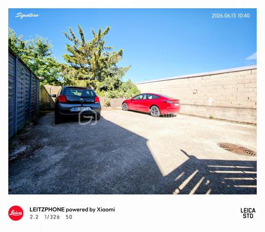 💎 Coup de cœur unique : Esprit "Petite Maison" en Duplex – Entièrement Clé en Main !

Découvrez ce magnifique appartement en duplex de 65,21 m², configuré comme une maison individuelle avec son entrée indépendante en rez-de-chaussée. Situé au sein d'une petite copropriété intimiste et bénévole de seulement 3 propriétaires, ce bien rare offre le calme absolu d'une rue paisible tout en étant connecté à toutes les commodités.
Construit en 2018 (encore sous garantie décennale), cet appartement est entièrement neuf et présente des prestations énergétiques et technologiques exceptionnelles.

🛋️ Une formule "Prêt à vivre" : Vous n'avez plus qu'à poser vos valises !
Vendu entièrement meublé et équipé, tout ce que vous découvrez sur les photos reste à votre disposition. Une opportunité rare avec des équipements haut de gamme :
Salon / Séjour : Canapé, table, 4 fauteuils, meuble TV, une télévision, meubles divers, lustres, rideaux, tringles et cadres de décoration.
Cuisine d'expert sur-mesure : Four, plaque à induction, hotte, lave-vaisselle, réfrigérateur combiné, micro-ondes et même un Air Fryer !
Côté nuit : 2 superbes chambres. La première de 12,38 m² avec un grand dressing, et la seconde de 14,85 m² équipée de deux grands dressings (literies complètes incluses ainsi que le bureau , la télévision et l'ensemble du mobilier et de la décoration ).
Espace modulable : Une pièce supplémentaire, actuellement aménagée en dressing, idéale pour vos besoins en télétravail (bureau).
Salle d'eau moderne : Douche contemporaine avec miroir connecté anti-buée.
Espace buanderie optimisé : Machine à laver récente et ballon d'eau chaude de 300 litres (installé il y a 3 ans).

🌿 Confort haut de gamme & Éco-responsabilité
Vivez dans un confort absolu tout en maîtrisant vos dépenses. Vu l'isolation de l'appartement , la facture d'électricité globale pour un couple est de seulement 49,00 € par mois !
Climatisation réversible (chaud/froid) pour une température idéale en toute saison.
Menuiseries haut de gamme en alu gris anthracite, oscillo-battantes et équipées de vitrages anti-UV.
Copropriété ultra-économique : Pas de frais de ménage liés aux parties communes. L'éclairage extérieur et le portail électrique sont entièrement gérés par des panneaux photovoltaïques.
Charges de copropriété dérisoires : Uniquement 148,66 € par AN (assurance du bâtiment).
Taxe foncière : 1 170 €.

🚗 Extérieur & Stationnement
Le bien dispose d'une place de parking privée en aérien, sécurisée par le portail électrique, avec la possibilité d'installer une borne de recharge pour votre véhicule électrique ou hybride.

📍 Une situation géographique idéale
Transports : Tramway à seulement 5 minutes à pied.
Commerces de proximité : Boulangerie, pharmacie et Carrefour Market à 2 minutes à pied.
Grandes surfaces : Centre commercial Leclerc Saint-Brice-Courcelles à 5 minutes en voiture.

🎯 Le verdict de l'expert
Que ce soit pour votre résidence principale ou pour un investissement locatif à forte rentabilité (idéal pour un projet Airbnb / meublé de tourisme grâce à son emplacement et ses prestations clés en main), ce duplex est une opportunité rare sur le marché.

Une visite s'impose pour confirmer le coup de cœur !