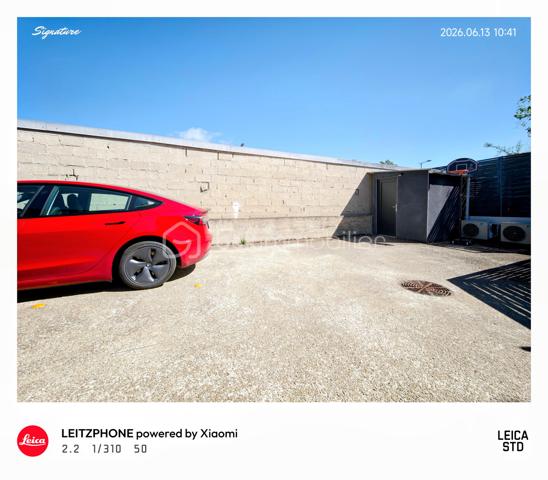 💎 Coup de cœur unique : Esprit "Petite Maison" en Duplex – Entièrement Clé en Main !

Découvrez ce magnifique appartement en duplex de 65,21 m², configuré comme une maison individuelle avec son entrée indépendante en rez-de-chaussée. Situé au sein d'une petite copropriété intimiste et bénévole de seulement 3 propriétaires, ce bien rare offre le calme absolu d'une rue paisible tout en étant connecté à toutes les commodités.
Construit en 2018 (encore sous garantie décennale), cet appartement est entièrement neuf et présente des prestations énergétiques et technologiques exceptionnelles.

🛋️ Une formule "Prêt à vivre" : Vous n'avez plus qu'à poser vos valises !
Vendu entièrement meublé et équipé, tout ce que vous découvrez sur les photos reste à votre disposition. Une opportunité rare avec des équipements haut de gamme :
Salon / Séjour : Canapé, table, 4 fauteuils, meuble TV, une télévision, meubles divers, lustres, rideaux, tringles et cadres de décoration.
Cuisine d'expert sur-mesure : Four, plaque à induction, hotte, lave-vaisselle, réfrigérateur combiné, micro-ondes et même un Air Fryer !
Côté nuit : 2 superbes chambres. La première de 12,38 m² avec un grand dressing, et la seconde de 14,85 m² équipée de deux grands dressings (literies complètes incluses ainsi que le bureau , la télévision et l'ensemble du mobilier et de la décoration ).
Espace modulable : Une pièce supplémentaire, actuellement aménagée en dressing, idéale pour vos besoins en télétravail (bureau).
Salle d'eau moderne : Douche contemporaine avec miroir connecté anti-buée.
Espace buanderie optimisé : Machine à laver récente et ballon d'eau chaude de 300 litres (installé il y a 3 ans).

🌿 Confort haut de gamme & Éco-responsabilité
Vivez dans un confort absolu tout en maîtrisant vos dépenses. Vu l'isolation de l'appartement , la facture d'électricité globale pour un couple est de seulement 49,00 € par mois !
Climatisation réversible (chaud/froid) pour une température idéale en toute saison.
Menuiseries haut de gamme en alu gris anthracite, oscillo-battantes et équipées de vitrages anti-UV.
Copropriété ultra-économique : Pas de frais de ménage liés aux parties communes. L'éclairage extérieur et le portail électrique sont entièrement gérés par des panneaux photovoltaïques.
Charges de copropriété dérisoires : Uniquement 148,66 € par AN (assurance du bâtiment).
Taxe foncière : 1 170 €.

🚗 Extérieur & Stationnement
Le bien dispose d'une place de parking privée en aérien, sécurisée par le portail électrique, avec la possibilité d'installer une borne de recharge pour votre véhicule électrique ou hybride.

📍 Une situation géographique idéale
Transports : Tramway à seulement 5 minutes à pied.
Commerces de proximité : Boulangerie, pharmacie et Carrefour Market à 2 minutes à pied.
Grandes surfaces : Centre commercial Leclerc Saint-Brice-Courcelles à 5 minutes en voiture.

🎯 Le verdict de l'expert
Que ce soit pour votre résidence principale ou pour un investissement locatif à forte rentabilité (idéal pour un projet Airbnb / meublé de tourisme grâce à son emplacement et ses prestations clés en main), ce duplex est une opportunité rare sur le marché.

Une visite s'impose pour confirmer le coup de cœur !