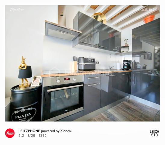 💎 Coup de cœur unique : Esprit "Petite Maison" en Duplex – Entièrement Clé en Main !

Découvrez ce magnifique appartement en duplex de 65,21 m², configuré comme une maison individuelle avec son entrée indépendante en rez-de-chaussée. Situé au sein d'une petite copropriété intimiste et bénévole de seulement 3 propriétaires, ce bien rare offre le calme absolu d'une rue paisible tout en étant connecté à toutes les commodités.
Construit en 2018 (encore sous garantie décennale), cet appartement est entièrement neuf et présente des prestations énergétiques et technologiques exceptionnelles.

🛋️ Une formule "Prêt à vivre" : Vous n'avez plus qu'à poser vos valises !
Vendu entièrement meublé et équipé, tout ce que vous découvrez sur les photos reste à votre disposition. Une opportunité rare avec des équipements haut de gamme :
Salon / Séjour : Canapé, table, 4 fauteuils, meuble TV, une télévision, meubles divers, lustres, rideaux, tringles et cadres de décoration.
Cuisine d'expert sur-mesure : Four, plaque à induction, hotte, lave-vaisselle, réfrigérateur combiné, micro-ondes et même un Air Fryer !
Côté nuit : 2 superbes chambres. La première de 12,38 m² avec un grand dressing, et la seconde de 14,85 m² équipée de deux grands dressings (literies complètes incluses ainsi que le bureau , la télévision et l'ensemble du mobilier et de la décoration ).
Espace modulable : Une pièce supplémentaire, actuellement aménagée en dressing, idéale pour vos besoins en télétravail (bureau).
Salle d'eau moderne : Douche contemporaine avec miroir connecté anti-buée.
Espace buanderie optimisé : Machine à laver récente et ballon d'eau chaude de 300 litres (installé il y a 3 ans).

🌿 Confort haut de gamme & Éco-responsabilité
Vivez dans un confort absolu tout en maîtrisant vos dépenses. Vu l'isolation de l'appartement , la facture d'électricité globale pour un couple est de seulement 49,00 € par mois !
Climatisation réversible (chaud/froid) pour une température idéale en toute saison.
Menuiseries haut de gamme en alu gris anthracite, oscillo-battantes et équipées de vitrages anti-UV.
Copropriété ultra-économique : Pas de frais de ménage liés aux parties communes. L'éclairage extérieur et le portail électrique sont entièrement gérés par des panneaux photovoltaïques.
Charges de copropriété dérisoires : Uniquement 148,66 € par AN (assurance du bâtiment).
Taxe foncière : 1 170 €.

🚗 Extérieur & Stationnement
Le bien dispose d'une place de parking privée en aérien, sécurisée par le portail électrique, avec la possibilité d'installer une borne de recharge pour votre véhicule électrique ou hybride.

📍 Une situation géographique idéale
Transports : Tramway à seulement 5 minutes à pied.
Commerces de proximité : Boulangerie, pharmacie et Carrefour Market à 2 minutes à pied.
Grandes surfaces : Centre commercial Leclerc Saint-Brice-Courcelles à 5 minutes en voiture.

🎯 Le verdict de l'expert
Que ce soit pour votre résidence principale ou pour un investissement locatif à forte rentabilité (idéal pour un projet Airbnb / meublé de tourisme grâce à son emplacement et ses prestations clés en main), ce duplex est une opportunité rare sur le marché.

Une visite s'impose pour confirmer le coup de cœur !