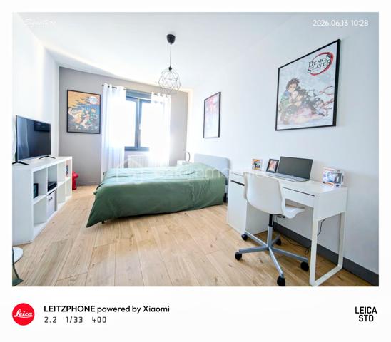 💎 Coup de cœur unique : Esprit "Petite Maison" en Duplex – Entièrement Clé en Main !

Découvrez ce magnifique appartement en duplex de 65,21 m², configuré comme une maison individuelle avec son entrée indépendante en rez-de-chaussée. Situé au sein d'une petite copropriété intimiste et bénévole de seulement 3 propriétaires, ce bien rare offre le calme absolu d'une rue paisible tout en étant connecté à toutes les commodités.
Construit en 2018 (encore sous garantie décennale), cet appartement est entièrement neuf et présente des prestations énergétiques et technologiques exceptionnelles.

🛋️ Une formule "Prêt à vivre" : Vous n'avez plus qu'à poser vos valises !
Vendu entièrement meublé et équipé, tout ce que vous découvrez sur les photos reste à votre disposition. Une opportunité rare avec des équipements haut de gamme :
Salon / Séjour : Canapé, table, 4 fauteuils, meuble TV, une télévision, meubles divers, lustres, rideaux, tringles et cadres de décoration.
Cuisine d'expert sur-mesure : Four, plaque à induction, hotte, lave-vaisselle, réfrigérateur combiné, micro-ondes et même un Air Fryer !
Côté nuit : 2 superbes chambres. La première de 12,38 m² avec un grand dressing, et la seconde de 14,85 m² équipée de deux grands dressings (literies complètes incluses ainsi que le bureau , la télévision et l'ensemble du mobilier et de la décoration ).
Espace modulable : Une pièce supplémentaire, actuellement aménagée en dressing, idéale pour vos besoins en télétravail (bureau).
Salle d'eau moderne : Douche contemporaine avec miroir connecté anti-buée.
Espace buanderie optimisé : Machine à laver récente et ballon d'eau chaude de 300 litres (installé il y a 3 ans).

🌿 Confort haut de gamme & Éco-responsabilité
Vivez dans un confort absolu tout en maîtrisant vos dépenses. Vu l'isolation de l'appartement , la facture d'électricité globale pour un couple est de seulement 49,00 € par mois !
Climatisation réversible (chaud/froid) pour une température idéale en toute saison.
Menuiseries haut de gamme en alu gris anthracite, oscillo-battantes et équipées de vitrages anti-UV.
Copropriété ultra-économique : Pas de frais de ménage liés aux parties communes. L'éclairage extérieur et le portail électrique sont entièrement gérés par des panneaux photovoltaïques.
Charges de copropriété dérisoires : Uniquement 148,66 € par AN (assurance du bâtiment).
Taxe foncière : 1 170 €.

🚗 Extérieur & Stationnement
Le bien dispose d'une place de parking privée en aérien, sécurisée par le portail électrique, avec la possibilité d'installer une borne de recharge pour votre véhicule électrique ou hybride.

📍 Une situation géographique idéale
Transports : Tramway à seulement 5 minutes à pied.
Commerces de proximité : Boulangerie, pharmacie et Carrefour Market à 2 minutes à pied.
Grandes surfaces : Centre commercial Leclerc Saint-Brice-Courcelles à 5 minutes en voiture.

🎯 Le verdict de l'expert
Que ce soit pour votre résidence principale ou pour un investissement locatif à forte rentabilité (idéal pour un projet Airbnb / meublé de tourisme grâce à son emplacement et ses prestations clés en main), ce duplex est une opportunité rare sur le marché.

Une visite s'impose pour confirmer le coup de cœur !