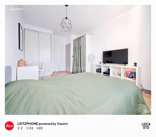 💎 Coup de cœur unique : Esprit "Petite Maison" en Duplex – Entièrement Clé en Main !

Découvrez ce magnifique appartement en duplex de 65,21 m², configuré comme une maison individuelle avec son entrée indépendante en rez-de-chaussée. Situé au sein d'une petite copropriété intimiste et bénévole de seulement 3 propriétaires, ce bien rare offre le calme absolu d'une rue paisible tout en étant connecté à toutes les commodités.
Construit en 2018 (encore sous garantie décennale), cet appartement est entièrement neuf et présente des prestations énergétiques et technologiques exceptionnelles.

🛋️ Une formule "Prêt à vivre" : Vous n'avez plus qu'à poser vos valises !
Vendu entièrement meublé et équipé, tout ce que vous découvrez sur les photos reste à votre disposition. Une opportunité rare avec des équipements haut de gamme :
Salon / Séjour : Canapé, table, 4 fauteuils, meuble TV, une télévision, meubles divers, lustres, rideaux, tringles et cadres de décoration.
Cuisine d'expert sur-mesure : Four, plaque à induction, hotte, lave-vaisselle, réfrigérateur combiné, micro-ondes et même un Air Fryer !
Côté nuit : 2 superbes chambres. La première de 12,38 m² avec un grand dressing, et la seconde de 14,85 m² équipée de deux grands dressings (literies complètes incluses ainsi que le bureau , la télévision et l'ensemble du mobilier et de la décoration ).
Espace modulable : Une pièce supplémentaire, actuellement aménagée en dressing, idéale pour vos besoins en télétravail (bureau).
Salle d'eau moderne : Douche contemporaine avec miroir connecté anti-buée.
Espace buanderie optimisé : Machine à laver récente et ballon d'eau chaude de 300 litres (installé il y a 3 ans).

🌿 Confort haut de gamme & Éco-responsabilité
Vivez dans un confort absolu tout en maîtrisant vos dépenses. Vu l'isolation de l'appartement , la facture d'électricité globale pour un couple est de seulement 49,00 € par mois !
Climatisation réversible (chaud/froid) pour une température idéale en toute saison.
Menuiseries haut de gamme en alu gris anthracite, oscillo-battantes et équipées de vitrages anti-UV.
Copropriété ultra-économique : Pas de frais de ménage liés aux parties communes. L'éclairage extérieur et le portail électrique sont entièrement gérés par des panneaux photovoltaïques.
Charges de copropriété dérisoires : Uniquement 148,66 € par AN (assurance du bâtiment).
Taxe foncière : 1 170 €.

🚗 Extérieur & Stationnement
Le bien dispose d'une place de parking privée en aérien, sécurisée par le portail électrique, avec la possibilité d'installer une borne de recharge pour votre véhicule électrique ou hybride.

📍 Une situation géographique idéale
Transports : Tramway à seulement 5 minutes à pied.
Commerces de proximité : Boulangerie, pharmacie et Carrefour Market à 2 minutes à pied.
Grandes surfaces : Centre commercial Leclerc Saint-Brice-Courcelles à 5 minutes en voiture.

🎯 Le verdict de l'expert
Que ce soit pour votre résidence principale ou pour un investissement locatif à forte rentabilité (idéal pour un projet Airbnb / meublé de tourisme grâce à son emplacement et ses prestations clés en main), ce duplex est une opportunité rare sur le marché.

Une visite s'impose pour confirmer le coup de cœur !
