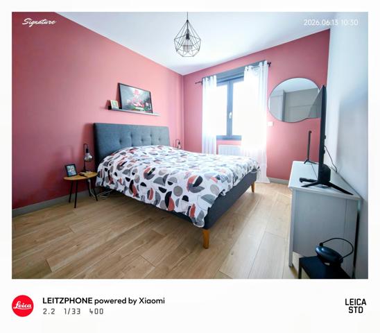 💎 Coup de cœur unique : Esprit "Petite Maison" en Duplex – Entièrement Clé en Main !

Découvrez ce magnifique appartement en duplex de 65,21 m², configuré comme une maison individuelle avec son entrée indépendante en rez-de-chaussée. Situé au sein d'une petite copropriété intimiste et bénévole de seulement 3 propriétaires, ce bien rare offre le calme absolu d'une rue paisible tout en étant connecté à toutes les commodités.
Construit en 2018 (encore sous garantie décennale), cet appartement est entièrement neuf et présente des prestations énergétiques et technologiques exceptionnelles.

🛋️ Une formule "Prêt à vivre" : Vous n'avez plus qu'à poser vos valises !
Vendu entièrement meublé et équipé, tout ce que vous découvrez sur les photos reste à votre disposition. Une opportunité rare avec des équipements haut de gamme :
Salon / Séjour : Canapé, table, 4 fauteuils, meuble TV, une télévision, meubles divers, lustres, rideaux, tringles et cadres de décoration.
Cuisine d'expert sur-mesure : Four, plaque à induction, hotte, lave-vaisselle, réfrigérateur combiné, micro-ondes et même un Air Fryer !
Côté nuit : 2 superbes chambres. La première de 12,38 m² avec un grand dressing, et la seconde de 14,85 m² équipée de deux grands dressings (literies complètes incluses ainsi que le bureau , la télévision et l'ensemble du mobilier et de la décoration ).
Espace modulable : Une pièce supplémentaire, actuellement aménagée en dressing, idéale pour vos besoins en télétravail (bureau).
Salle d'eau moderne : Douche contemporaine avec miroir connecté anti-buée.
Espace buanderie optimisé : Machine à laver récente et ballon d'eau chaude de 300 litres (installé il y a 3 ans).

🌿 Confort haut de gamme & Éco-responsabilité
Vivez dans un confort absolu tout en maîtrisant vos dépenses. Vu l'isolation de l'appartement , la facture d'électricité globale pour un couple est de seulement 49,00 € par mois !
Climatisation réversible (chaud/froid) pour une température idéale en toute saison.
Menuiseries haut de gamme en alu gris anthracite, oscillo-battantes et équipées de vitrages anti-UV.
Copropriété ultra-économique : Pas de frais de ménage liés aux parties communes. L'éclairage extérieur et le portail électrique sont entièrement gérés par des panneaux photovoltaïques.
Charges de copropriété dérisoires : Uniquement 148,66 € par AN (assurance du bâtiment).
Taxe foncière : 1 170 €.

🚗 Extérieur & Stationnement
Le bien dispose d'une place de parking privée en aérien, sécurisée par le portail électrique, avec la possibilité d'installer une borne de recharge pour votre véhicule électrique ou hybride.

📍 Une situation géographique idéale
Transports : Tramway à seulement 5 minutes à pied.
Commerces de proximité : Boulangerie, pharmacie et Carrefour Market à 2 minutes à pied.
Grandes surfaces : Centre commercial Leclerc Saint-Brice-Courcelles à 5 minutes en voiture.

🎯 Le verdict de l'expert
Que ce soit pour votre résidence principale ou pour un investissement locatif à forte rentabilité (idéal pour un projet Airbnb / meublé de tourisme grâce à son emplacement et ses prestations clés en main), ce duplex est une opportunité rare sur le marché.

Une visite s'impose pour confirmer le coup de cœur !