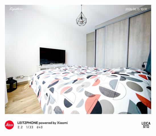 💎 Coup de cœur unique : Esprit "Petite Maison" en Duplex – Entièrement Clé en Main !

Découvrez ce magnifique appartement en duplex de 65,21 m², configuré comme une maison individuelle avec son entrée indépendante en rez-de-chaussée. Situé au sein d'une petite copropriété intimiste et bénévole de seulement 3 propriétaires, ce bien rare offre le calme absolu d'une rue paisible tout en étant connecté à toutes les commodités.
Construit en 2018 (encore sous garantie décennale), cet appartement est entièrement neuf et présente des prestations énergétiques et technologiques exceptionnelles.

🛋️ Une formule "Prêt à vivre" : Vous n'avez plus qu'à poser vos valises !
Vendu entièrement meublé et équipé, tout ce que vous découvrez sur les photos reste à votre disposition. Une opportunité rare avec des équipements haut de gamme :
Salon / Séjour : Canapé, table, 4 fauteuils, meuble TV, une télévision, meubles divers, lustres, rideaux, tringles et cadres de décoration.
Cuisine d'expert sur-mesure : Four, plaque à induction, hotte, lave-vaisselle, réfrigérateur combiné, micro-ondes et même un Air Fryer !
Côté nuit : 2 superbes chambres. La première de 12,38 m² avec un grand dressing, et la seconde de 14,85 m² équipée de deux grands dressings (literies complètes incluses ainsi que le bureau , la télévision et l'ensemble du mobilier et de la décoration ).
Espace modulable : Une pièce supplémentaire, actuellement aménagée en dressing, idéale pour vos besoins en télétravail (bureau).
Salle d'eau moderne : Douche contemporaine avec miroir connecté anti-buée.
Espace buanderie optimisé : Machine à laver récente et ballon d'eau chaude de 300 litres (installé il y a 3 ans).

🌿 Confort haut de gamme & Éco-responsabilité
Vivez dans un confort absolu tout en maîtrisant vos dépenses. Vu l'isolation de l'appartement , la facture d'électricité globale pour un couple est de seulement 49,00 € par mois !
Climatisation réversible (chaud/froid) pour une température idéale en toute saison.
Menuiseries haut de gamme en alu gris anthracite, oscillo-battantes et équipées de vitrages anti-UV.
Copropriété ultra-économique : Pas de frais de ménage liés aux parties communes. L'éclairage extérieur et le portail électrique sont entièrement gérés par des panneaux photovoltaïques.
Charges de copropriété dérisoires : Uniquement 148,66 € par AN (assurance du bâtiment).
Taxe foncière : 1 170 €.

🚗 Extérieur & Stationnement
Le bien dispose d'une place de parking privée en aérien, sécurisée par le portail électrique, avec la possibilité d'installer une borne de recharge pour votre véhicule électrique ou hybride.

📍 Une situation géographique idéale
Transports : Tramway à seulement 5 minutes à pied.
Commerces de proximité : Boulangerie, pharmacie et Carrefour Market à 2 minutes à pied.
Grandes surfaces : Centre commercial Leclerc Saint-Brice-Courcelles à 5 minutes en voiture.

🎯 Le verdict de l'expert
Que ce soit pour votre résidence principale ou pour un investissement locatif à forte rentabilité (idéal pour un projet Airbnb / meublé de tourisme grâce à son emplacement et ses prestations clés en main), ce duplex est une opportunité rare sur le marché.

Une visite s'impose pour confirmer le coup de cœur !