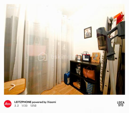 💎 Coup de cœur unique : Esprit "Petite Maison" en Duplex – Entièrement Clé en Main !

Découvrez ce magnifique appartement en duplex de 65,21 m², configuré comme une maison individuelle avec son entrée indépendante en rez-de-chaussée. Situé au sein d'une petite copropriété intimiste et bénévole de seulement 3 propriétaires, ce bien rare offre le calme absolu d'une rue paisible tout en étant connecté à toutes les commodités.
Construit en 2018 (encore sous garantie décennale), cet appartement est entièrement neuf et présente des prestations énergétiques et technologiques exceptionnelles.

🛋️ Une formule "Prêt à vivre" : Vous n'avez plus qu'à poser vos valises !
Vendu entièrement meublé et équipé, tout ce que vous découvrez sur les photos reste à votre disposition. Une opportunité rare avec des équipements haut de gamme :
Salon / Séjour : Canapé, table, 4 fauteuils, meuble TV, une télévision, meubles divers, lustres, rideaux, tringles et cadres de décoration.
Cuisine d'expert sur-mesure : Four, plaque à induction, hotte, lave-vaisselle, réfrigérateur combiné, micro-ondes et même un Air Fryer !
Côté nuit : 2 superbes chambres. La première de 12,38 m² avec un grand dressing, et la seconde de 14,85 m² équipée de deux grands dressings (literies complètes incluses ainsi que le bureau , la télévision et l'ensemble du mobilier et de la décoration ).
Espace modulable : Une pièce supplémentaire, actuellement aménagée en dressing, idéale pour vos besoins en télétravail (bureau).
Salle d'eau moderne : Douche contemporaine avec miroir connecté anti-buée.
Espace buanderie optimisé : Machine à laver récente et ballon d'eau chaude de 300 litres (installé il y a 3 ans).

🌿 Confort haut de gamme & Éco-responsabilité
Vivez dans un confort absolu tout en maîtrisant vos dépenses. Vu l'isolation de l'appartement , la facture d'électricité globale pour un couple est de seulement 49,00 € par mois !
Climatisation réversible (chaud/froid) pour une température idéale en toute saison.
Menuiseries haut de gamme en alu gris anthracite, oscillo-battantes et équipées de vitrages anti-UV.
Copropriété ultra-économique : Pas de frais de ménage liés aux parties communes. L'éclairage extérieur et le portail électrique sont entièrement gérés par des panneaux photovoltaïques.
Charges de copropriété dérisoires : Uniquement 148,66 € par AN (assurance du bâtiment).
Taxe foncière : 1 170 €.

🚗 Extérieur & Stationnement
Le bien dispose d'une place de parking privée en aérien, sécurisée par le portail électrique, avec la possibilité d'installer une borne de recharge pour votre véhicule électrique ou hybride.

📍 Une situation géographique idéale
Transports : Tramway à seulement 5 minutes à pied.
Commerces de proximité : Boulangerie, pharmacie et Carrefour Market à 2 minutes à pied.
Grandes surfaces : Centre commercial Leclerc Saint-Brice-Courcelles à 5 minutes en voiture.

🎯 Le verdict de l'expert
Que ce soit pour votre résidence principale ou pour un investissement locatif à forte rentabilité (idéal pour un projet Airbnb / meublé de tourisme grâce à son emplacement et ses prestations clés en main), ce duplex est une opportunité rare sur le marché.

Une visite s'impose pour confirmer le coup de cœur !