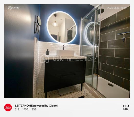 💎 Coup de cœur unique : Esprit "Petite Maison" en Duplex – Entièrement Clé en Main !

Découvrez ce magnifique appartement en duplex de 65,21 m², configuré comme une maison individuelle avec son entrée indépendante en rez-de-chaussée. Situé au sein d'une petite copropriété intimiste et bénévole de seulement 3 propriétaires, ce bien rare offre le calme absolu d'une rue paisible tout en étant connecté à toutes les commodités.
Construit en 2018 (encore sous garantie décennale), cet appartement est entièrement neuf et présente des prestations énergétiques et technologiques exceptionnelles.

🛋️ Une formule "Prêt à vivre" : Vous n'avez plus qu'à poser vos valises !
Vendu entièrement meublé et équipé, tout ce que vous découvrez sur les photos reste à votre disposition. Une opportunité rare avec des équipements haut de gamme :
Salon / Séjour : Canapé, table, 4 fauteuils, meuble TV, une télévision, meubles divers, lustres, rideaux, tringles et cadres de décoration.
Cuisine d'expert sur-mesure : Four, plaque à induction, hotte, lave-vaisselle, réfrigérateur combiné, micro-ondes et même un Air Fryer !
Côté nuit : 2 superbes chambres. La première de 12,38 m² avec un grand dressing, et la seconde de 14,85 m² équipée de deux grands dressings (literies complètes incluses ainsi que le bureau , la télévision et l'ensemble du mobilier et de la décoration ).
Espace modulable : Une pièce supplémentaire, actuellement aménagée en dressing, idéale pour vos besoins en télétravail (bureau).
Salle d'eau moderne : Douche contemporaine avec miroir connecté anti-buée.
Espace buanderie optimisé : Machine à laver récente et ballon d'eau chaude de 300 litres (installé il y a 3 ans).

🌿 Confort haut de gamme & Éco-responsabilité
Vivez dans un confort absolu tout en maîtrisant vos dépenses. Vu l'isolation de l'appartement , la facture d'électricité globale pour un couple est de seulement 49,00 € par mois !
Climatisation réversible (chaud/froid) pour une température idéale en toute saison.
Menuiseries haut de gamme en alu gris anthracite, oscillo-battantes et équipées de vitrages anti-UV.
Copropriété ultra-économique : Pas de frais de ménage liés aux parties communes. L'éclairage extérieur et le portail électrique sont entièrement gérés par des panneaux photovoltaïques.
Charges de copropriété dérisoires : Uniquement 148,66 € par AN (assurance du bâtiment).
Taxe foncière : 1 170 €.

🚗 Extérieur & Stationnement
Le bien dispose d'une place de parking privée en aérien, sécurisée par le portail électrique, avec la possibilité d'installer une borne de recharge pour votre véhicule électrique ou hybride.

📍 Une situation géographique idéale
Transports : Tramway à seulement 5 minutes à pied.
Commerces de proximité : Boulangerie, pharmacie et Carrefour Market à 2 minutes à pied.
Grandes surfaces : Centre commercial Leclerc Saint-Brice-Courcelles à 5 minutes en voiture.

🎯 Le verdict de l'expert
Que ce soit pour votre résidence principale ou pour un investissement locatif à forte rentabilité (idéal pour un projet Airbnb / meublé de tourisme grâce à son emplacement et ses prestations clés en main), ce duplex est une opportunité rare sur le marché.

Une visite s'impose pour confirmer le coup de cœur !