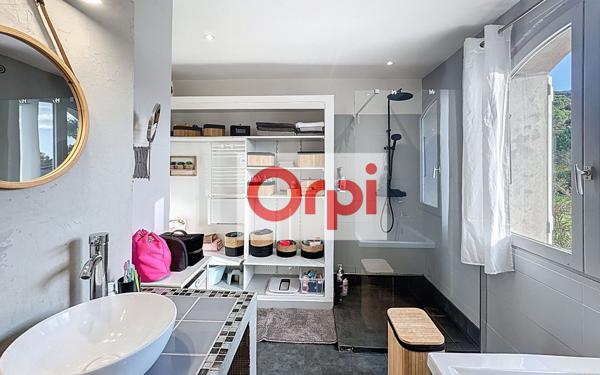 Maison à vendre    5 pièces •  Figari