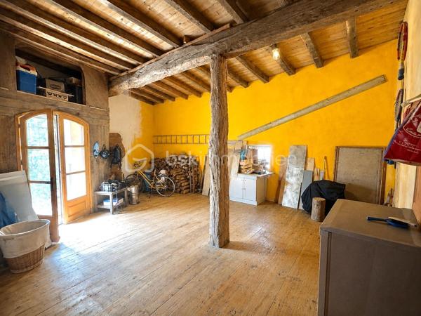 Au cœur de Vic-Fezensac, à deux pas des commerces, écoles et collège, découvrez cette maison de ville en pierre, entièrement restaurée, qui conjugue authenticité et confort actuel.
Dès l’entrée, les volumes séduisent : hauteur sous plafond d’environ 3 m, belle luminosité et matériaux nobles omniprésents.

Rez-de-chaussée :
Une chambre de plain-pied d’environ 16 m², idéale pour recevoir ou pour une vie de plain-pied. La pièce de vie s’ouvre sur un salon, une salle à manger et une cuisine équipée rénovée, 
agrémentée d’un poêle à bois.

Un second espace indépendant d’environ 30 m², bénéficiant d’un accès direct depuis la rue, offre de nombreuses possibilités : bureau professionnel, cabinet pour profession libérale, espace réception, atelier ou encore studio indépendant. Cet espace dispose déjà d’un WC avec la possibilité d’aménager une salle d’eau.

Étage:

Un large palier dessert trois belles chambres aux volumes généreux,
avec murs en pierre apparente rejointoyés à la chaux, pans de bois colombages d’origine, lattis bois apparents, poutres et solives massives, cheminées d’époque. L’une bénéficie d’un grand dressing.  
Vous profiterez également d’une salle d’eau équipée d’un sauna privatif, idéal pour vos moments de détente.

Combles:

Le grenier, déjà aménagé constitue un espace supplémentaire pouvant servir de salle de jeux, chambre d’appoint, bureau ou espace loisirs.

Les atouts:
•  Matériaux nobles préservés : pierre, pan de bois colombage, chaux, torchis
•  Cour extérieure privative et close, aménagée  : repas d’été sans vis-à-vis, sans entretien
•  Sauna privatif
•  Espace indépendant 30 m² avec accès rue secondaire
•  Chauffage principal au bois, radiateurs électriques en appoint chambres
•  Façade Sud-Ouest avec volets bois, typique du Gers
•  Fibre, tout-à-l’égout
•  Commerces, écoles et collège à pied, rue calme

Une maison de caractère, rare sur le secteur, offrant de nombreuses possibilités d’aménagement pour une résidence familiale, une activité professionnelle ou un projet d’accueil.

À découvrir sans tarder !
Contactez uniquement Hanadi Faraj BSK immobilier