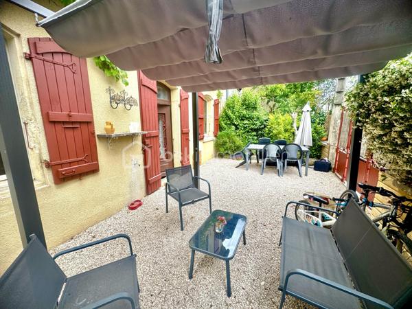 Au cœur de Vic-Fezensac, à deux pas des commerces, écoles et collège, découvrez cette maison de ville en pierre, entièrement restaurée, qui conjugue authenticité et confort actuel.
Dès l’entrée, les volumes séduisent : hauteur sous plafond d’environ 3 m, belle luminosité et matériaux nobles omniprésents.

Rez-de-chaussée :
Une chambre de plain-pied d’environ 16 m², idéale pour recevoir ou pour une vie de plain-pied. La pièce de vie s’ouvre sur un salon, une salle à manger et une cuisine équipée rénovée, 
agrémentée d’un poêle à bois.

Un second espace indépendant d’environ 30 m², bénéficiant d’un accès direct depuis la rue, offre de nombreuses possibilités : bureau professionnel, cabinet pour profession libérale, espace réception, atelier ou encore studio indépendant. Cet espace dispose déjà d’un WC avec la possibilité d’aménager une salle d’eau.

Étage:

Un large palier dessert trois belles chambres aux volumes généreux,
avec murs en pierre apparente rejointoyés à la chaux, pans de bois colombages d’origine, lattis bois apparents, poutres et solives massives, cheminées d’époque. L’une bénéficie d’un grand dressing.  
Vous profiterez également d’une salle d’eau équipée d’un sauna privatif, idéal pour vos moments de détente.

Combles:

Le grenier, déjà aménagé constitue un espace supplémentaire pouvant servir de salle de jeux, chambre d’appoint, bureau ou espace loisirs.

Les atouts:
•  Matériaux nobles préservés : pierre, pan de bois colombage, chaux, torchis
•  Cour extérieure privative et close, aménagée  : repas d’été sans vis-à-vis, sans entretien
•  Sauna privatif
•  Espace indépendant 30 m² avec accès rue secondaire
•  Chauffage principal au bois, radiateurs électriques en appoint chambres
•  Façade Sud-Ouest avec volets bois, typique du Gers
•  Fibre, tout-à-l’égout
•  Commerces, écoles et collège à pied, rue calme

Une maison de caractère, rare sur le secteur, offrant de nombreuses possibilités d’aménagement pour une résidence familiale, une activité professionnelle ou un projet d’accueil.

À découvrir sans tarder !
Contactez uniquement Hanadi Faraj BSK immobilier