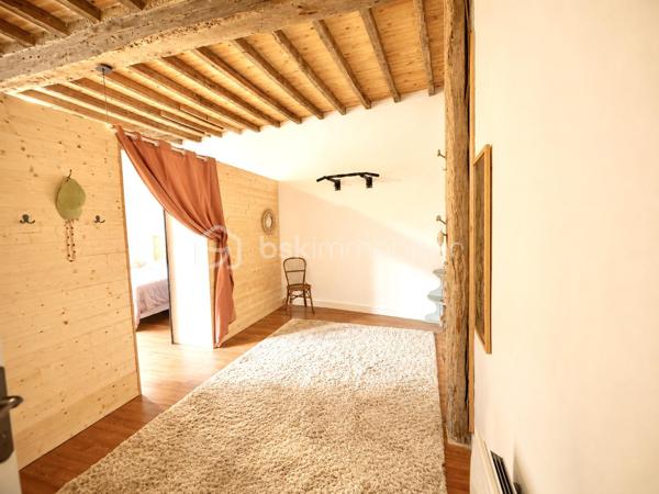 Au cœur de Vic-Fezensac, à deux pas des commerces, écoles et collège, découvrez cette maison de ville en pierre, entièrement restaurée, qui conjugue authenticité et confort actuel.
Dès l’entrée, les volumes séduisent : hauteur sous plafond d’environ 3 m, belle luminosité et matériaux nobles omniprésents.

Rez-de-chaussée :
Une chambre de plain-pied d’environ 16 m², idéale pour recevoir ou pour une vie de plain-pied. La pièce de vie s’ouvre sur un salon, une salle à manger et une cuisine équipée rénovée, 
agrémentée d’un poêle à bois.

Un second espace indépendant d’environ 30 m², bénéficiant d’un accès direct depuis la rue, offre de nombreuses possibilités : bureau professionnel, cabinet pour profession libérale, espace réception, atelier ou encore studio indépendant. Cet espace dispose déjà d’un WC avec la possibilité d’aménager une salle d’eau.

Étage:

Un large palier dessert trois belles chambres aux volumes généreux,
avec murs en pierre apparente rejointoyés à la chaux, pans de bois colombages d’origine, lattis bois apparents, poutres et solives massives, cheminées d’époque. L’une bénéficie d’un grand dressing.  
Vous profiterez également d’une salle d’eau équipée d’un sauna privatif, idéal pour vos moments de détente.

Combles:

Le grenier, déjà aménagé constitue un espace supplémentaire pouvant servir de salle de jeux, chambre d’appoint, bureau ou espace loisirs.

Les atouts:
•  Matériaux nobles préservés : pierre, pan de bois colombage, chaux, torchis
•  Cour extérieure privative et close, aménagée  : repas d’été sans vis-à-vis, sans entretien
•  Sauna privatif
•  Espace indépendant 30 m² avec accès rue secondaire
•  Chauffage principal au bois, radiateurs électriques en appoint chambres
•  Façade Sud-Ouest avec volets bois, typique du Gers
•  Fibre, tout-à-l’égout
•  Commerces, écoles et collège à pied, rue calme

Une maison de caractère, rare sur le secteur, offrant de nombreuses possibilités d’aménagement pour une résidence familiale, une activité professionnelle ou un projet d’accueil.

À découvrir sans tarder !
Contactez uniquement Hanadi Faraj BSK immobilier