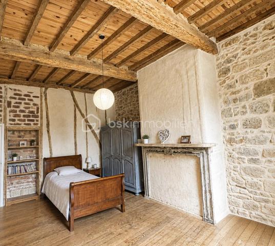 Au cœur de Vic-Fezensac, à deux pas des commerces, écoles et collège, découvrez cette maison de ville en pierre, entièrement restaurée, qui conjugue authenticité et confort actuel.
Dès l’entrée, les volumes séduisent : hauteur sous plafond d’environ 3 m, belle luminosité et matériaux nobles omniprésents.

Rez-de-chaussée :
Une chambre de plain-pied d’environ 16 m², idéale pour recevoir ou pour une vie de plain-pied. La pièce de vie s’ouvre sur un salon, une salle à manger et une cuisine équipée rénovée, 
agrémentée d’un poêle à bois.

Un second espace indépendant d’environ 30 m², bénéficiant d’un accès direct depuis la rue, offre de nombreuses possibilités : bureau professionnel, cabinet pour profession libérale, espace réception, atelier ou encore studio indépendant. Cet espace dispose déjà d’un WC avec la possibilité d’aménager une salle d’eau.

Étage:

Un large palier dessert trois belles chambres aux volumes généreux,
avec murs en pierre apparente rejointoyés à la chaux, pans de bois colombages d’origine, lattis bois apparents, poutres et solives massives, cheminées d’époque. L’une bénéficie d’un grand dressing.  
Vous profiterez également d’une salle d’eau équipée d’un sauna privatif, idéal pour vos moments de détente.

Combles:

Le grenier, déjà aménagé constitue un espace supplémentaire pouvant servir de salle de jeux, chambre d’appoint, bureau ou espace loisirs.

Les atouts:
•  Matériaux nobles préservés : pierre, pan de bois colombage, chaux, torchis
•  Cour extérieure privative et close, aménagée  : repas d’été sans vis-à-vis, sans entretien
•  Sauna privatif
•  Espace indépendant 30 m² avec accès rue secondaire
•  Chauffage principal au bois, radiateurs électriques en appoint chambres
•  Façade Sud-Ouest avec volets bois, typique du Gers
•  Fibre, tout-à-l’égout
•  Commerces, écoles et collège à pied, rue calme

Une maison de caractère, rare sur le secteur, offrant de nombreuses possibilités d’aménagement pour une résidence familiale, une activité professionnelle ou un projet d’accueil.

À découvrir sans tarder !
Contactez uniquement Hanadi Faraj BSK immobilier