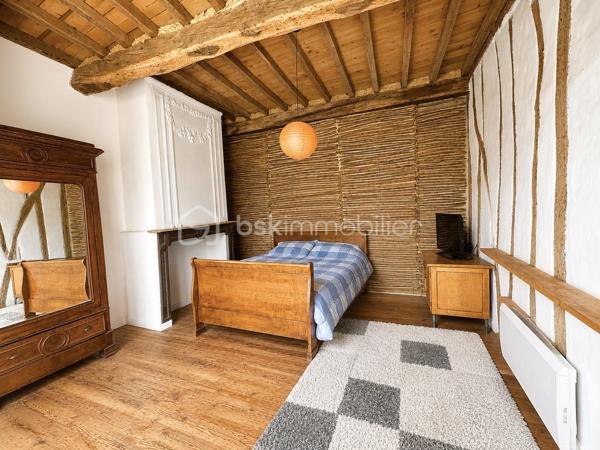 Au cœur de Vic-Fezensac, à deux pas des commerces, écoles et collège, découvrez cette maison de ville en pierre, entièrement restaurée, qui conjugue authenticité et confort actuel.
Dès l’entrée, les volumes séduisent : hauteur sous plafond d’environ 3 m, belle luminosité et matériaux nobles omniprésents.

Rez-de-chaussée :
Une chambre de plain-pied d’environ 16 m², idéale pour recevoir ou pour une vie de plain-pied. La pièce de vie s’ouvre sur un salon, une salle à manger et une cuisine équipée rénovée, 
agrémentée d’un poêle à bois.

Un second espace indépendant d’environ 30 m², bénéficiant d’un accès direct depuis la rue, offre de nombreuses possibilités : bureau professionnel, cabinet pour profession libérale, espace réception, atelier ou encore studio indépendant. Cet espace dispose déjà d’un WC avec la possibilité d’aménager une salle d’eau.

Étage:

Un large palier dessert trois belles chambres aux volumes généreux,
avec murs en pierre apparente rejointoyés à la chaux, pans de bois colombages d’origine, lattis bois apparents, poutres et solives massives, cheminées d’époque. L’une bénéficie d’un grand dressing.  
Vous profiterez également d’une salle d’eau équipée d’un sauna privatif, idéal pour vos moments de détente.

Combles:

Le grenier, déjà aménagé constitue un espace supplémentaire pouvant servir de salle de jeux, chambre d’appoint, bureau ou espace loisirs.

Les atouts:
•  Matériaux nobles préservés : pierre, pan de bois colombage, chaux, torchis
•  Cour extérieure privative et close, aménagée  : repas d’été sans vis-à-vis, sans entretien
•  Sauna privatif
•  Espace indépendant 30 m² avec accès rue secondaire
•  Chauffage principal au bois, radiateurs électriques en appoint chambres
•  Façade Sud-Ouest avec volets bois, typique du Gers
•  Fibre, tout-à-l’égout
•  Commerces, écoles et collège à pied, rue calme

Une maison de caractère, rare sur le secteur, offrant de nombreuses possibilités d’aménagement pour une résidence familiale, une activité professionnelle ou un projet d’accueil.

À découvrir sans tarder !
Contactez uniquement Hanadi Faraj BSK immobilier