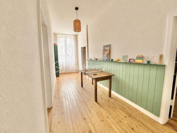 Au cœur de Vic-Fezensac, à deux pas des commerces, écoles et collège, découvrez cette maison de ville en pierre, entièrement restaurée, qui conjugue authenticité et confort actuel.
Dès l’entrée, les volumes séduisent : hauteur sous plafond d’environ 3 m, belle luminosité et matériaux nobles omniprésents.

Rez-de-chaussée :
Une chambre de plain-pied d’environ 16 m², idéale pour recevoir ou pour une vie de plain-pied. La pièce de vie s’ouvre sur un salon, une salle à manger et une cuisine équipée rénovée, 
agrémentée d’un poêle à bois.

Un second espace indépendant d’environ 30 m², bénéficiant d’un accès direct depuis la rue, offre de nombreuses possibilités : bureau professionnel, cabinet pour profession libérale, espace réception, atelier ou encore studio indépendant. Cet espace dispose déjà d’un WC avec la possibilité d’aménager une salle d’eau.

Étage:

Un large palier dessert trois belles chambres aux volumes généreux,
avec murs en pierre apparente rejointoyés à la chaux, pans de bois colombages d’origine, lattis bois apparents, poutres et solives massives, cheminées d’époque. L’une bénéficie d’un grand dressing.  
Vous profiterez également d’une salle d’eau équipée d’un sauna privatif, idéal pour vos moments de détente.

Combles:

Le grenier, déjà aménagé constitue un espace supplémentaire pouvant servir de salle de jeux, chambre d’appoint, bureau ou espace loisirs.

Les atouts:
•  Matériaux nobles préservés : pierre, pan de bois colombage, chaux, torchis
•  Cour extérieure privative et close, aménagée  : repas d’été sans vis-à-vis, sans entretien
•  Sauna privatif
•  Espace indépendant 30 m² avec accès rue secondaire
•  Chauffage principal au bois, radiateurs électriques en appoint chambres
•  Façade Sud-Ouest avec volets bois, typique du Gers
•  Fibre, tout-à-l’égout
•  Commerces, écoles et collège à pied, rue calme

Une maison de caractère, rare sur le secteur, offrant de nombreuses possibilités d’aménagement pour une résidence familiale, une activité professionnelle ou un projet d’accueil.

À découvrir sans tarder !
Contactez uniquement Hanadi Faraj BSK immobilier