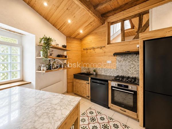 Au cœur de Vic-Fezensac, à deux pas des commerces, écoles et collège, découvrez cette maison de ville en pierre, entièrement restaurée, qui conjugue authenticité et confort actuel.
Dès l’entrée, les volumes séduisent : hauteur sous plafond d’environ 3 m, belle luminosité et matériaux nobles omniprésents.

Rez-de-chaussée :
Une chambre de plain-pied d’environ 16 m², idéale pour recevoir ou pour une vie de plain-pied. La pièce de vie s’ouvre sur un salon, une salle à manger et une cuisine équipée rénovée, 
agrémentée d’un poêle à bois.

Un second espace indépendant d’environ 30 m², bénéficiant d’un accès direct depuis la rue, offre de nombreuses possibilités : bureau professionnel, cabinet pour profession libérale, espace réception, atelier ou encore studio indépendant. Cet espace dispose déjà d’un WC avec la possibilité d’aménager une salle d’eau.

Étage:

Un large palier dessert trois belles chambres aux volumes généreux,
avec murs en pierre apparente rejointoyés à la chaux, pans de bois colombages d’origine, lattis bois apparents, poutres et solives massives, cheminées d’époque. L’une bénéficie d’un grand dressing.  
Vous profiterez également d’une salle d’eau équipée d’un sauna privatif, idéal pour vos moments de détente.

Combles:

Le grenier, déjà aménagé constitue un espace supplémentaire pouvant servir de salle de jeux, chambre d’appoint, bureau ou espace loisirs.

Les atouts:
•  Matériaux nobles préservés : pierre, pan de bois colombage, chaux, torchis
•  Cour extérieure privative et close, aménagée  : repas d’été sans vis-à-vis, sans entretien
•  Sauna privatif
•  Espace indépendant 30 m² avec accès rue secondaire
•  Chauffage principal au bois, radiateurs électriques en appoint chambres
•  Façade Sud-Ouest avec volets bois, typique du Gers
•  Fibre, tout-à-l’égout
•  Commerces, écoles et collège à pied, rue calme

Une maison de caractère, rare sur le secteur, offrant de nombreuses possibilités d’aménagement pour une résidence familiale, une activité professionnelle ou un projet d’accueil.

À découvrir sans tarder !
Contactez uniquement Hanadi Faraj BSK immobilier