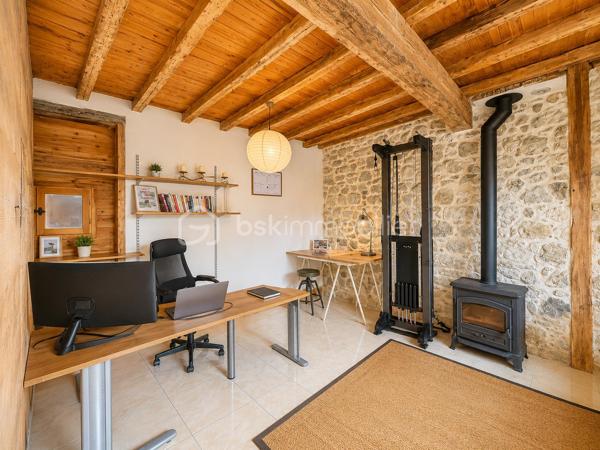Au cœur de Vic-Fezensac, à deux pas des commerces, écoles et collège, découvrez cette maison de ville en pierre, entièrement restaurée, qui conjugue authenticité et confort actuel.
Dès l’entrée, les volumes séduisent : hauteur sous plafond d’environ 3 m, belle luminosité et matériaux nobles omniprésents.

Rez-de-chaussée :
Une chambre de plain-pied d’environ 16 m², idéale pour recevoir ou pour une vie de plain-pied. La pièce de vie s’ouvre sur un salon, une salle à manger et une cuisine équipée rénovée, 
agrémentée d’un poêle à bois.

Un second espace indépendant d’environ 30 m², bénéficiant d’un accès direct depuis la rue, offre de nombreuses possibilités : bureau professionnel, cabinet pour profession libérale, espace réception, atelier ou encore studio indépendant. Cet espace dispose déjà d’un WC avec la possibilité d’aménager une salle d’eau.

Étage:

Un large palier dessert trois belles chambres aux volumes généreux,
avec murs en pierre apparente rejointoyés à la chaux, pans de bois colombages d’origine, lattis bois apparents, poutres et solives massives, cheminées d’époque. L’une bénéficie d’un grand dressing.  
Vous profiterez également d’une salle d’eau équipée d’un sauna privatif, idéal pour vos moments de détente.

Combles:

Le grenier, déjà aménagé constitue un espace supplémentaire pouvant servir de salle de jeux, chambre d’appoint, bureau ou espace loisirs.

Les atouts:
•  Matériaux nobles préservés : pierre, pan de bois colombage, chaux, torchis
•  Cour extérieure privative et close, aménagée  : repas d’été sans vis-à-vis, sans entretien
•  Sauna privatif
•  Espace indépendant 30 m² avec accès rue secondaire
•  Chauffage principal au bois, radiateurs électriques en appoint chambres
•  Façade Sud-Ouest avec volets bois, typique du Gers
•  Fibre, tout-à-l’égout
•  Commerces, écoles et collège à pied, rue calme

Une maison de caractère, rare sur le secteur, offrant de nombreuses possibilités d’aménagement pour une résidence familiale, une activité professionnelle ou un projet d’accueil.

À découvrir sans tarder !
Contactez uniquement Hanadi Faraj BSK immobilier