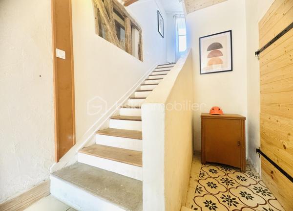 Au cœur de Vic-Fezensac, à deux pas des commerces, écoles et collège, découvrez cette maison de ville en pierre, entièrement restaurée, qui conjugue authenticité et confort actuel.
Dès l’entrée, les volumes séduisent : hauteur sous plafond d’environ 3 m, belle luminosité et matériaux nobles omniprésents.

Rez-de-chaussée :
Une chambre de plain-pied d’environ 16 m², idéale pour recevoir ou pour une vie de plain-pied. La pièce de vie s’ouvre sur un salon, une salle à manger et une cuisine équipée rénovée, 
agrémentée d’un poêle à bois.

Un second espace indépendant d’environ 30 m², bénéficiant d’un accès direct depuis la rue, offre de nombreuses possibilités : bureau professionnel, cabinet pour profession libérale, espace réception, atelier ou encore studio indépendant. Cet espace dispose déjà d’un WC avec la possibilité d’aménager une salle d’eau.

Étage:

Un large palier dessert trois belles chambres aux volumes généreux,
avec murs en pierre apparente rejointoyés à la chaux, pans de bois colombages d’origine, lattis bois apparents, poutres et solives massives, cheminées d’époque. L’une bénéficie d’un grand dressing.  
Vous profiterez également d’une salle d’eau équipée d’un sauna privatif, idéal pour vos moments de détente.

Combles:

Le grenier, déjà aménagé constitue un espace supplémentaire pouvant servir de salle de jeux, chambre d’appoint, bureau ou espace loisirs.

Les atouts:
•  Matériaux nobles préservés : pierre, pan de bois colombage, chaux, torchis
•  Cour extérieure privative et close, aménagée  : repas d’été sans vis-à-vis, sans entretien
•  Sauna privatif
•  Espace indépendant 30 m² avec accès rue secondaire
•  Chauffage principal au bois, radiateurs électriques en appoint chambres
•  Façade Sud-Ouest avec volets bois, typique du Gers
•  Fibre, tout-à-l’égout
•  Commerces, écoles et collège à pied, rue calme

Une maison de caractère, rare sur le secteur, offrant de nombreuses possibilités d’aménagement pour une résidence familiale, une activité professionnelle ou un projet d’accueil.

À découvrir sans tarder !
Contactez uniquement Hanadi Faraj BSK immobilier