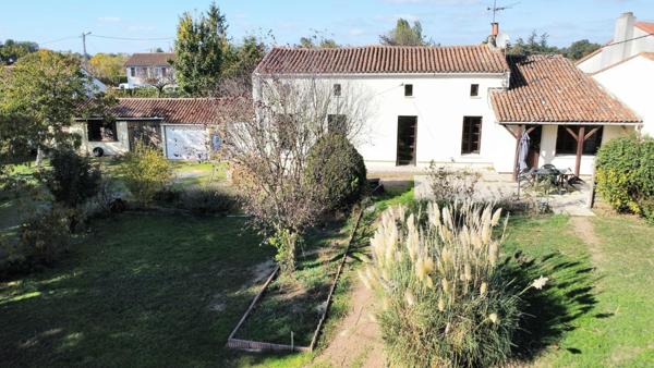 Maison 135m², 2/3 chambres, 1900m² de terrain avec dépendances.