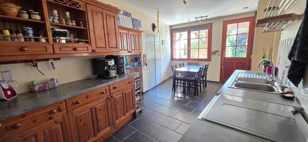 Maison 135m², 2/3 chambres, 1900m² de terrain avec dépendances.