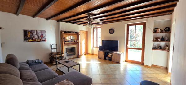 Maison 135m², 2/3 chambres, 1900m² de terrain avec dépendances.