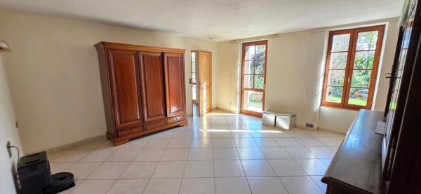 Maison 135m², 2/3 chambres, 1900m² de terrain avec dépendances.