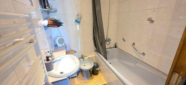 Maison 135m², 2/3 chambres, 1900m² de terrain avec dépendances.