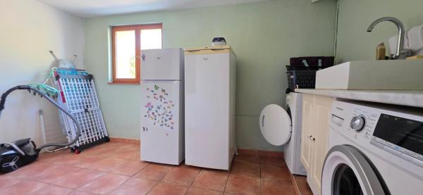 Maison 135m², 2/3 chambres, 1900m² de terrain avec dépendances.