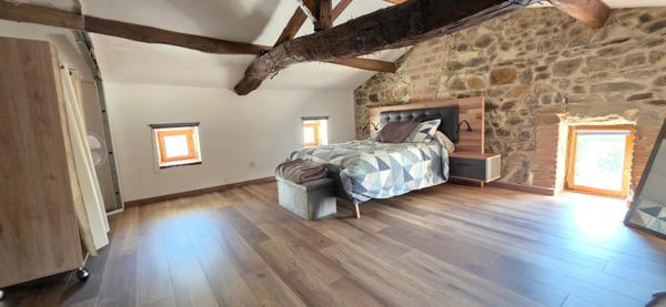 Maison 135m², 2/3 chambres, 1900m² de terrain avec dépendances.