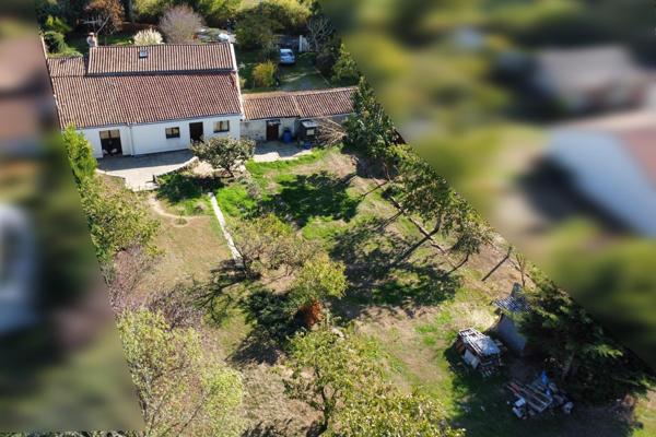 Maison 135m², 2/3 chambres, 1900m² de terrain avec dépendances.