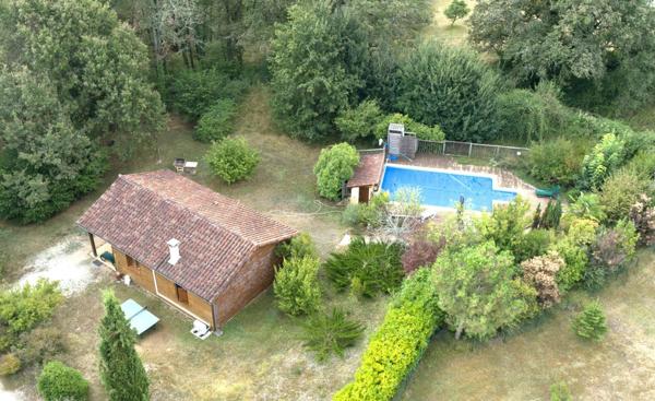MAISON OSSATURE BOIS DANS SON ECRIN DE VERDURE
