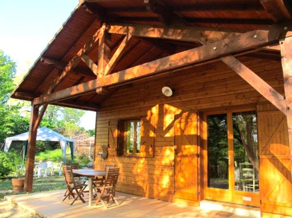 MAISON OSSATURE BOIS DANS SON ECRIN DE VERDURE