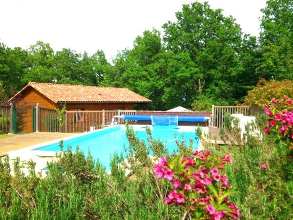 MAISON OSSATURE BOIS DANS SON ECRIN DE VERDURE