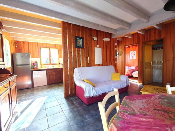 MAISON OSSATURE BOIS DANS SON ECRIN DE VERDURE