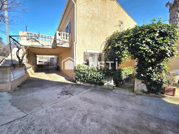 Ensemble immobilier de cinq habitations.