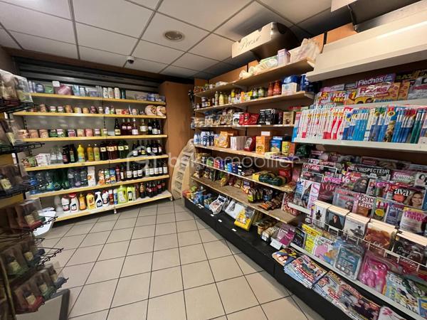 Sur la commune d'Annonay, très belle affaire à saisir !!

Tabac, Presse ,FDJ ,épicerie sans enseigne , colis Pickup, dépôt de pain.

Un bel espace de vente de 50 m² entièrement sécurisés par alarme avec vidéosurveillance ,rideau métallique ,climatisé ,réserve d'environ 50 m² avec espace bureau et chambre froide.

Très bon chiffre d'affaires et excellent résultat

Tenue depuis 1998 ,la gérante aspire à une retraite bien méritée
