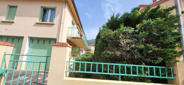 Maison de ville avec 2 appartements et 3 garages avec jardin