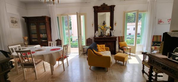 Maison de ville avec 2 appartements et 3 garages avec jardin