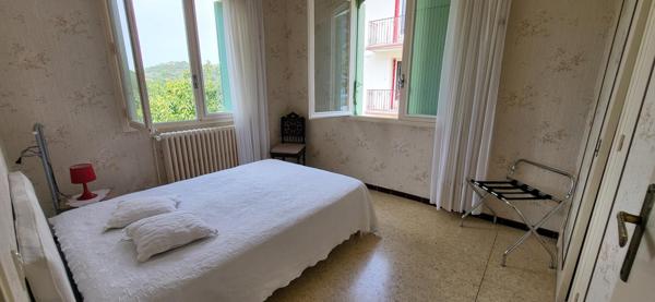 Maison de ville avec 2 appartements et 3 garages avec jardin