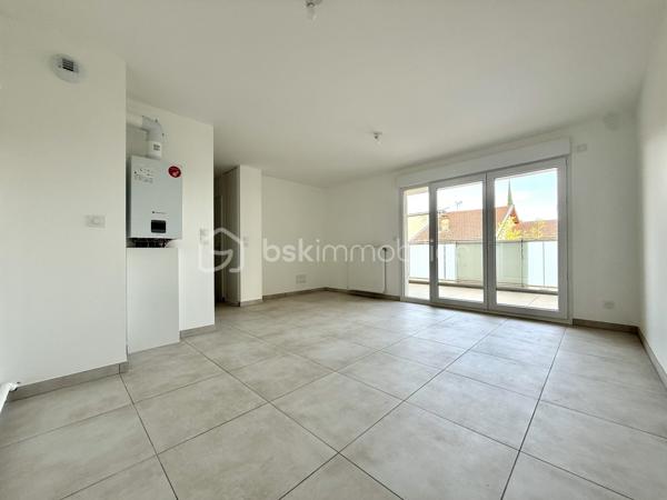 BAYARD IMMOBILIER vous invite à découvrir ce superbe appartement T2 neuf de 45 m² avec balcon, situé au premier étage avec ascenseur, à proximité des commerces, écoles et transports.   

Il se compose d’une belle pièce de vie lumineuse s’ouvrant sur un balcon profitable de 7,4 m².
Le coin nuit dispose d’une chambre spacieuse de 13,40 m² avec placard intégré, une salle de bains moderne et un toilette indépendant.  

Un garage boxé en sous-sol est disponible en sus du prix.  

Les + : Emplacement idéal à proximité des commerces, transports et écoles, confort moderne et prestations de qualité, très bon diagnostic de performance énergétique, livraison immédiate, frais de notaire réduits, visiophone, local vélos…

D'autres lots disponibles, consultez-nous pour plus d'informations !