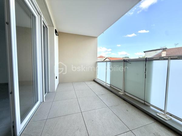 BAYARD IMMOBILIER vous invite à découvrir ce superbe appartement T2 neuf de 45 m² avec balcon, situé au premier étage avec ascenseur, à proximité des commerces, écoles et transports.   

Il se compose d’une belle pièce de vie lumineuse s’ouvrant sur un balcon profitable de 7,4 m².
Le coin nuit dispose d’une chambre spacieuse de 13,40 m² avec placard intégré, une salle de bains moderne et un toilette indépendant.  

Un garage boxé en sous-sol est disponible en sus du prix.  

Les + : Emplacement idéal à proximité des commerces, transports et écoles, confort moderne et prestations de qualité, très bon diagnostic de performance énergétique, livraison immédiate, frais de notaire réduits, visiophone, local vélos…

D'autres lots disponibles, consultez-nous pour plus d'informations !