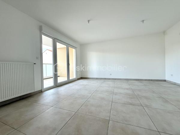 BAYARD IMMOBILIER vous invite à découvrir ce superbe appartement T2 neuf de 45 m² avec balcon, situé au premier étage avec ascenseur, à proximité des commerces, écoles et transports.   

Il se compose d’une belle pièce de vie lumineuse s’ouvrant sur un balcon profitable de 7,4 m².
Le coin nuit dispose d’une chambre spacieuse de 13,40 m² avec placard intégré, une salle de bains moderne et un toilette indépendant.  

Un garage boxé en sous-sol est disponible en sus du prix.  

Les + : Emplacement idéal à proximité des commerces, transports et écoles, confort moderne et prestations de qualité, très bon diagnostic de performance énergétique, livraison immédiate, frais de notaire réduits, visiophone, local vélos…

D'autres lots disponibles, consultez-nous pour plus d'informations !