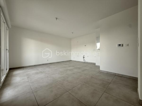 BAYARD IMMOBILIER vous invite à découvrir ce superbe appartement T2 neuf de 45 m² avec balcon, situé au premier étage avec ascenseur, à proximité des commerces, écoles et transports.   

Il se compose d’une belle pièce de vie lumineuse s’ouvrant sur un balcon profitable de 7,4 m².
Le coin nuit dispose d’une chambre spacieuse de 13,40 m² avec placard intégré, une salle de bains moderne et un toilette indépendant.  

Un garage boxé en sous-sol est disponible en sus du prix.  

Les + : Emplacement idéal à proximité des commerces, transports et écoles, confort moderne et prestations de qualité, très bon diagnostic de performance énergétique, livraison immédiate, frais de notaire réduits, visiophone, local vélos…

D'autres lots disponibles, consultez-nous pour plus d'informations !