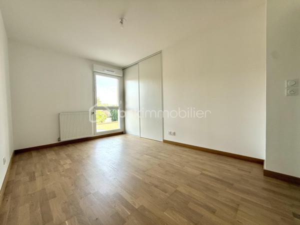 BAYARD IMMOBILIER vous invite à découvrir ce superbe appartement T2 neuf de 45 m² avec balcon, situé au premier étage avec ascenseur, à proximité des commerces, écoles et transports.   

Il se compose d’une belle pièce de vie lumineuse s’ouvrant sur un balcon profitable de 7,4 m².
Le coin nuit dispose d’une chambre spacieuse de 13,40 m² avec placard intégré, une salle de bains moderne et un toilette indépendant.  

Un garage boxé en sous-sol est disponible en sus du prix.  

Les + : Emplacement idéal à proximité des commerces, transports et écoles, confort moderne et prestations de qualité, très bon diagnostic de performance énergétique, livraison immédiate, frais de notaire réduits, visiophone, local vélos…

D'autres lots disponibles, consultez-nous pour plus d'informations !