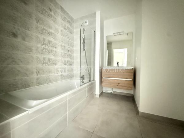 BAYARD IMMOBILIER vous invite à découvrir ce superbe appartement T2 neuf de 45 m² avec balcon, situé au premier étage avec ascenseur, à proximité des commerces, écoles et transports.   

Il se compose d’une belle pièce de vie lumineuse s’ouvrant sur un balcon profitable de 7,4 m².
Le coin nuit dispose d’une chambre spacieuse de 13,40 m² avec placard intégré, une salle de bains moderne et un toilette indépendant.  

Un garage boxé en sous-sol est disponible en sus du prix.  

Les + : Emplacement idéal à proximité des commerces, transports et écoles, confort moderne et prestations de qualité, très bon diagnostic de performance énergétique, livraison immédiate, frais de notaire réduits, visiophone, local vélos…

D'autres lots disponibles, consultez-nous pour plus d'informations !